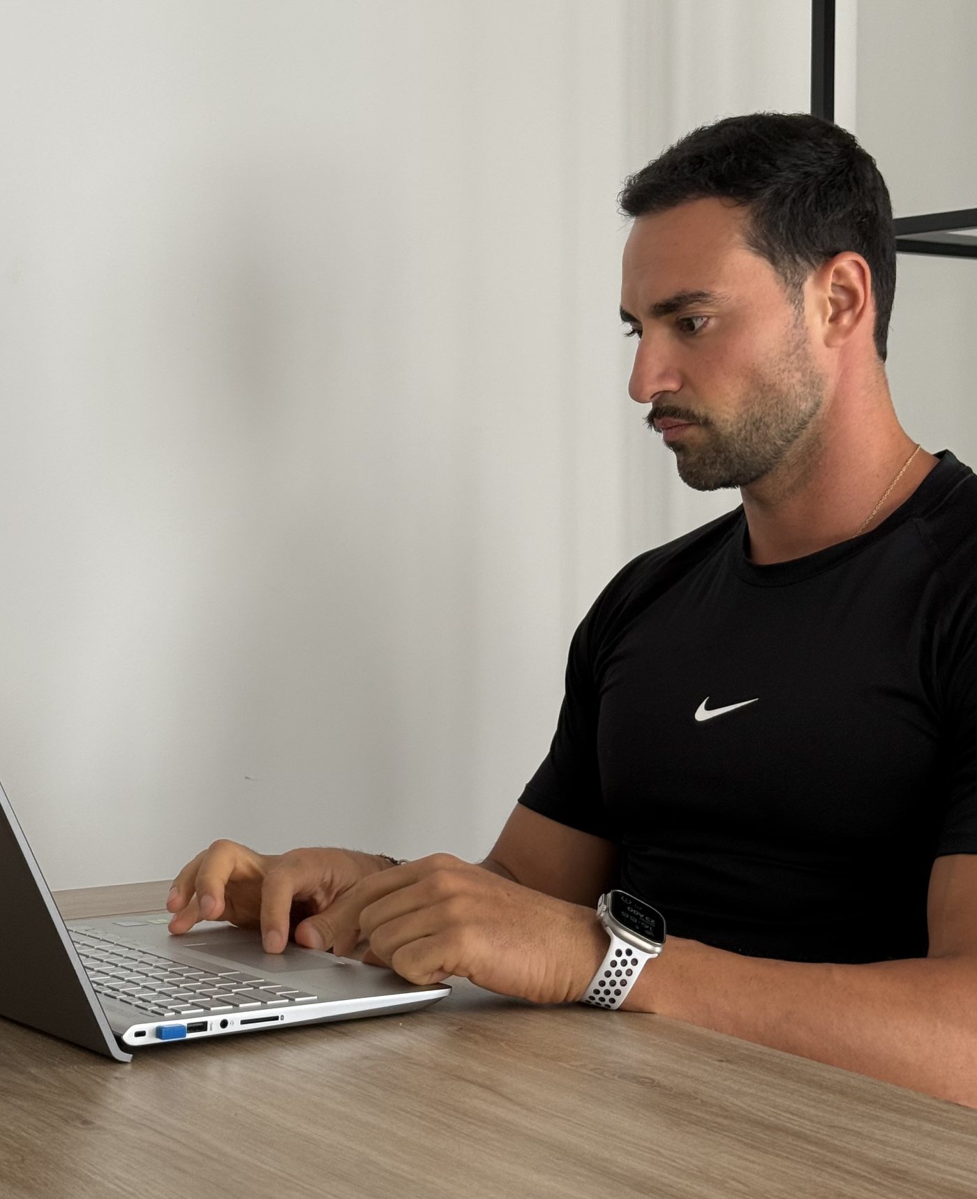 Andreu García revisando el seguimiento de un cliente en el portátil