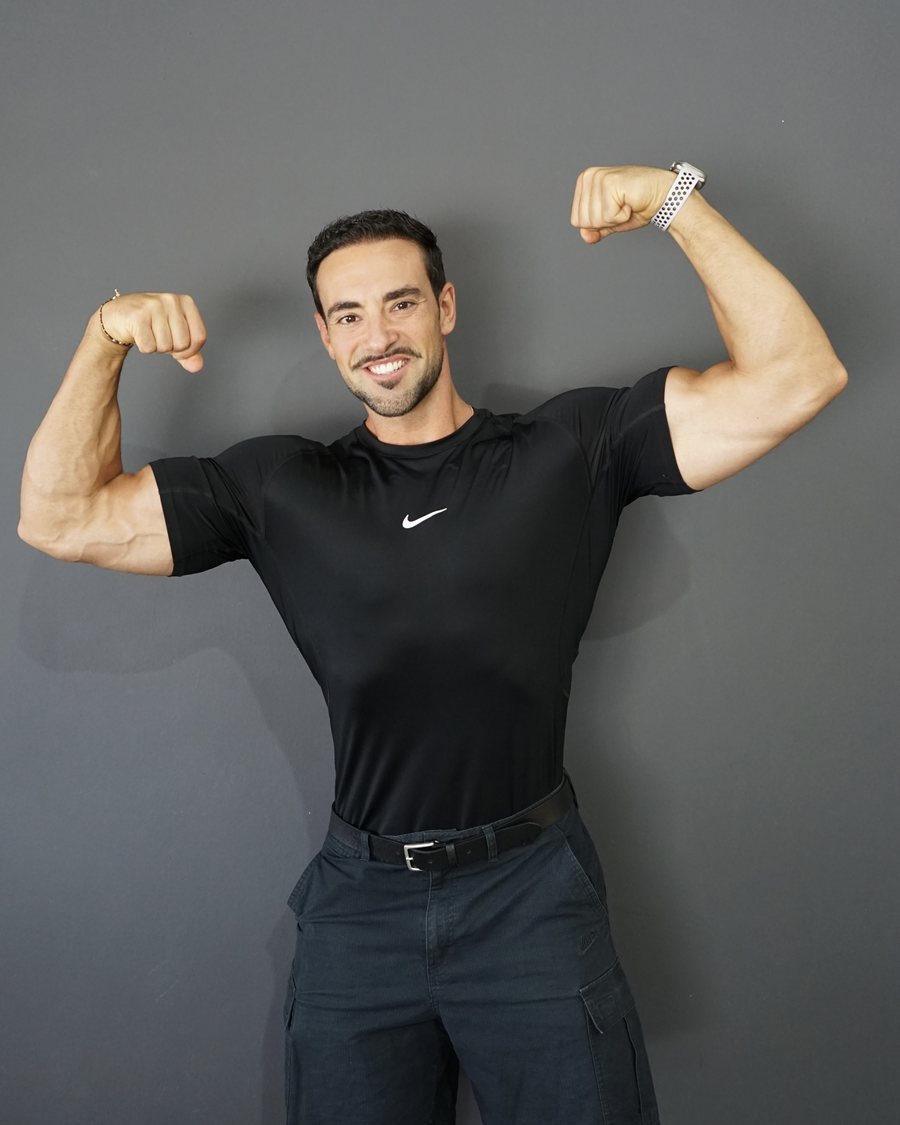 Andreu García marcando bíceps con camiseta técnica