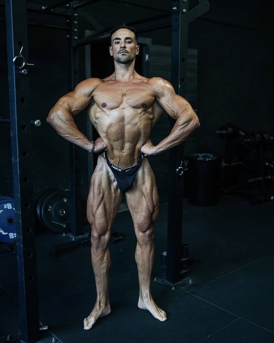 Andreu García en pose de competición de culturismo natural