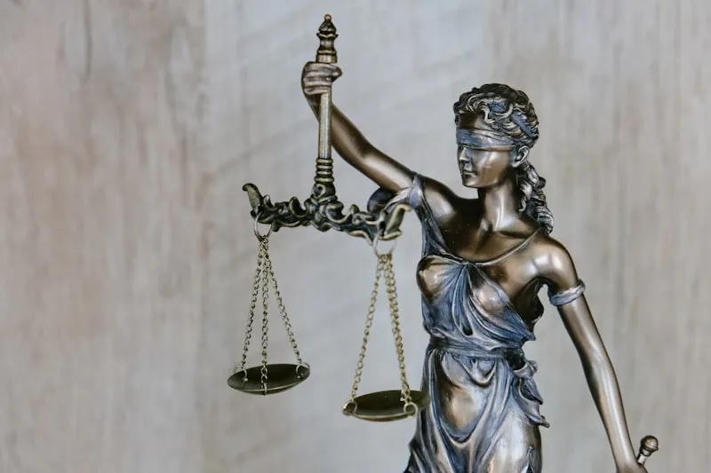 Martillo de juez en sala de justicia representando juicios inminentes
