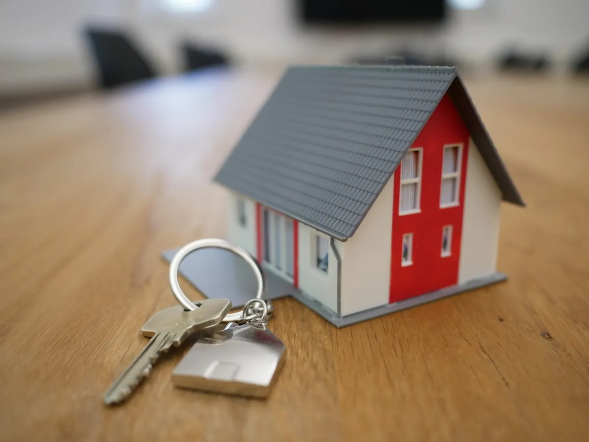 Llaves de vivienda sobre documentos de cancelación de hipoteca urgente